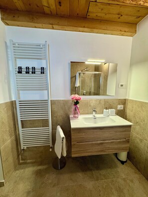 Ducha, secador de pelo, bidet, toallas