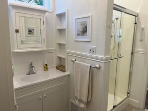 Hiustenkuivaaja, pyyhkeet, saippua, sampoo