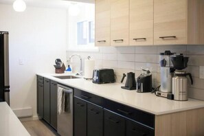 Mikrobølgeovn, ovn, kokeplater og oppvaskmaskin