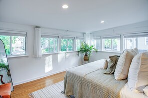 3 soverom, skrivebord, strykejern/-brett og reiseseng for barn