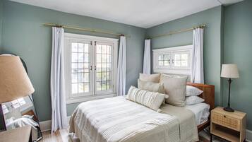 3 bedrooms, desk, iron/ironing board, travel crib