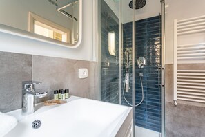 Dusche, Haartrockner, Bidet, Handtücher