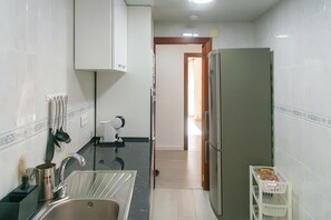 Kühlschrank, Mikrowelle, Ofen, Wasserkocher mit Kaffee-/Teezubehör
