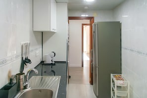 Kühlschrank, Mikrowelle, Ofen, Wasserkocher mit Kaffee-/Teezubehör
