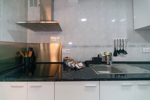 Refrigerador, microondas, horno y cafetera y tetera 