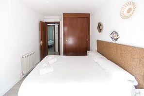 3 dormitorios, tabla de planchar con plancha, wifi gratis y ropa de cama