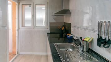 Køleskab, mikrobølgeovn, ovn, kaffe-/temaskine