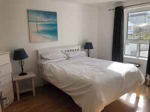 2 soverom, strykejern/-brett og sengetøy