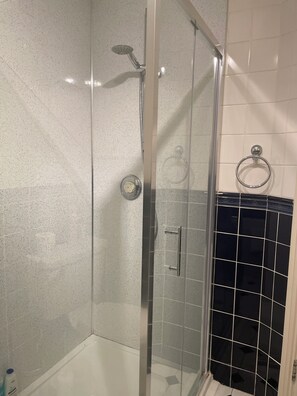 Een douche, een haardroger, handdoeken, zeep