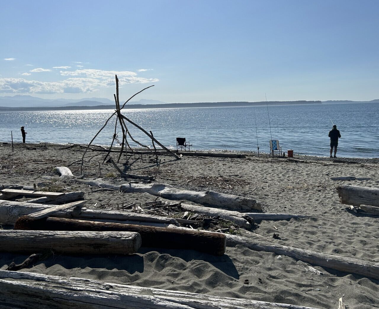 Beach nearby, sun loungers, beach towels