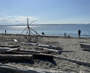 Ubicación cercana a la playa, tumbonas y toallas de playa