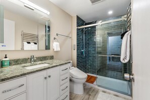 Asciugacapelli, bidet, asciugamani, sapone