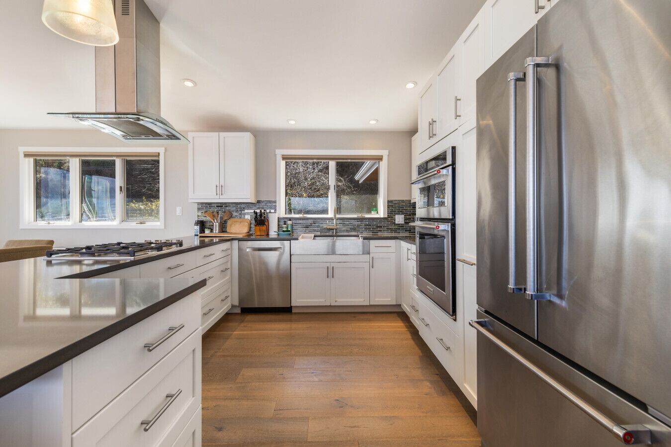 冷蔵庫、電子レンジ、オーブン、コンロ