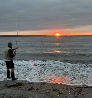 Beach nearby, sun-loungers, beach towels