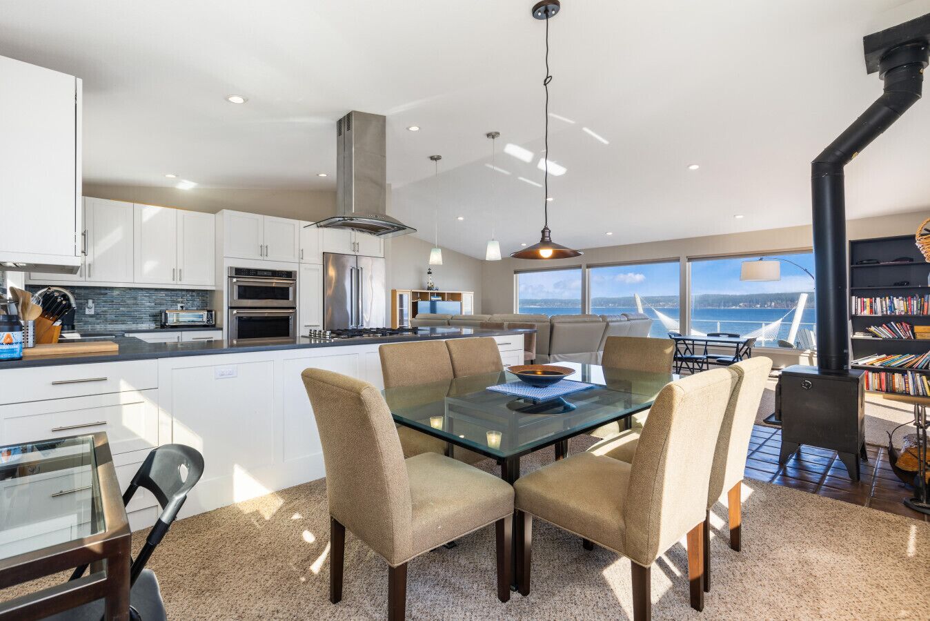 冷蔵庫、電子レンジ、オーブン、コンロ