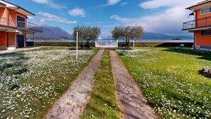 Un sendero que lleva a un banco con vistas a montañas y un lago.