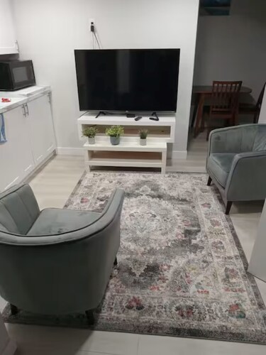 Duniques unique home

Fully furnished  2 bedroom basement suite