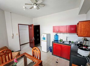 Apartamento básico, vistas al patio | Cocina privada