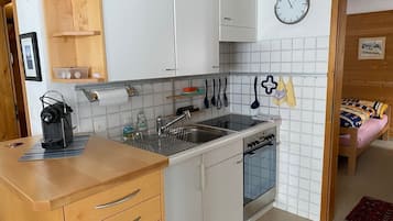 Een koelkast, een oven, een koffiezetapparaat/waterkoker, een waterkoker