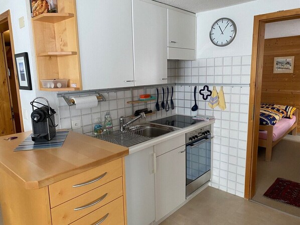 Fridge, oven, coffee/tea maker, electric kettle