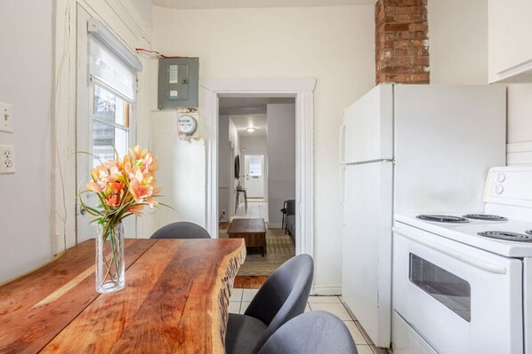 Een koelkast, een magnetron, een oven, een kookplaat