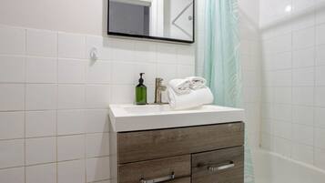 SĂšche-cheveux, serviettes fournies