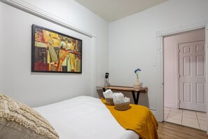 4 slaapkamers, een bureau, een strijkplank/strijkijzer, gratis wifi
