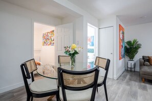 Dining - Stylish 3BR in the heart of Downtown Montreal (Montréal)