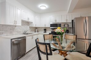 Fridge, microwave, oven, stovetop - Stylish 3BR in the heart of Downtown Montreal (Montréal)