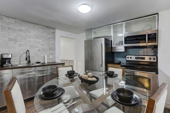 Geladeira, micro-ondas, fogão, cooktop