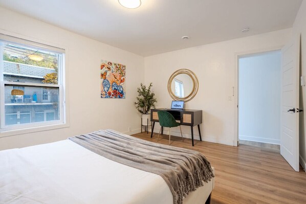 3 bedrooms, iron/ironing board, free WiFi, bed sheets - Comfortable 3BR Getaway in Central Montreal (Montréal)