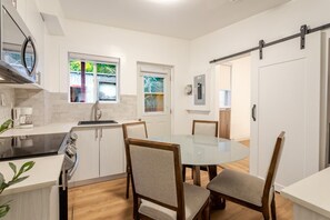 Fridge, microwave, oven, stovetop - Comfortable 3BR Getaway in Central Montreal (Montréal)