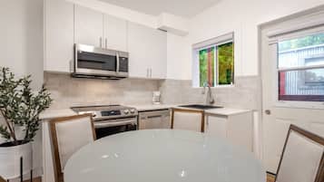 Coffee/tea maker, fridge, microwave, oven