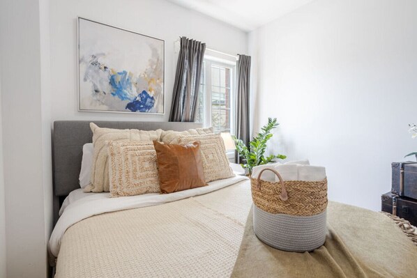 3 habitaciones, escritorio, tabla de planchar con plancha y wifi gratis