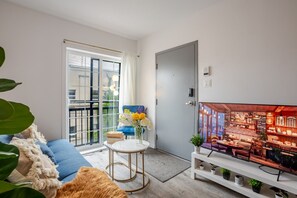 Smart TV - Urban Chic 3BR| Griffintown Escape (Montréal)