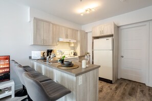 Fridge, microwave, oven, stovetop - Urban Chic 3BR| Griffintown Escape (Montréal)