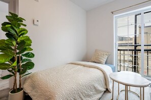 3 室のベッドルーム、デスク、アイロン / アイロン台、WiFi (無料)