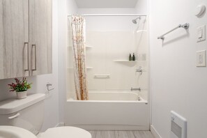 Hair dryer, towels - Urban Chic 3BR| Griffintown Escape (Montréal)