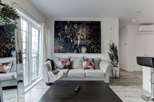 Griffintown Jewel | Stylish & Spacious