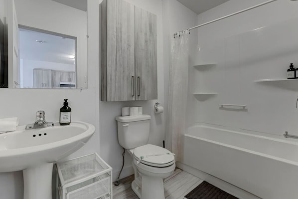Hair dryer, towels - Griffintown Jewel | Stylish & Spacious (Montréal)