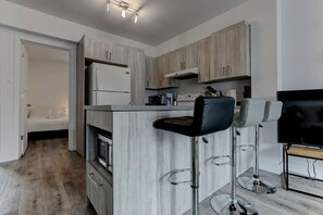 冷蔵庫、電子レンジ、オーブン、コンロ