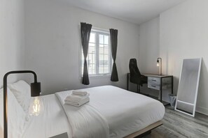 3 室のベッドルーム、デスク、アイロン / アイロン台、WiFi (無料)