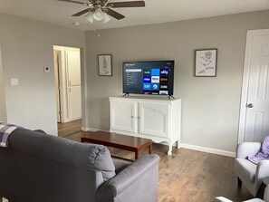 Smart TV, books - The Purple House | Cozy Near TSU (Stephenville)