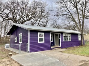 Exterior - The Purple House | Cozy Near TSU (Stephenville)