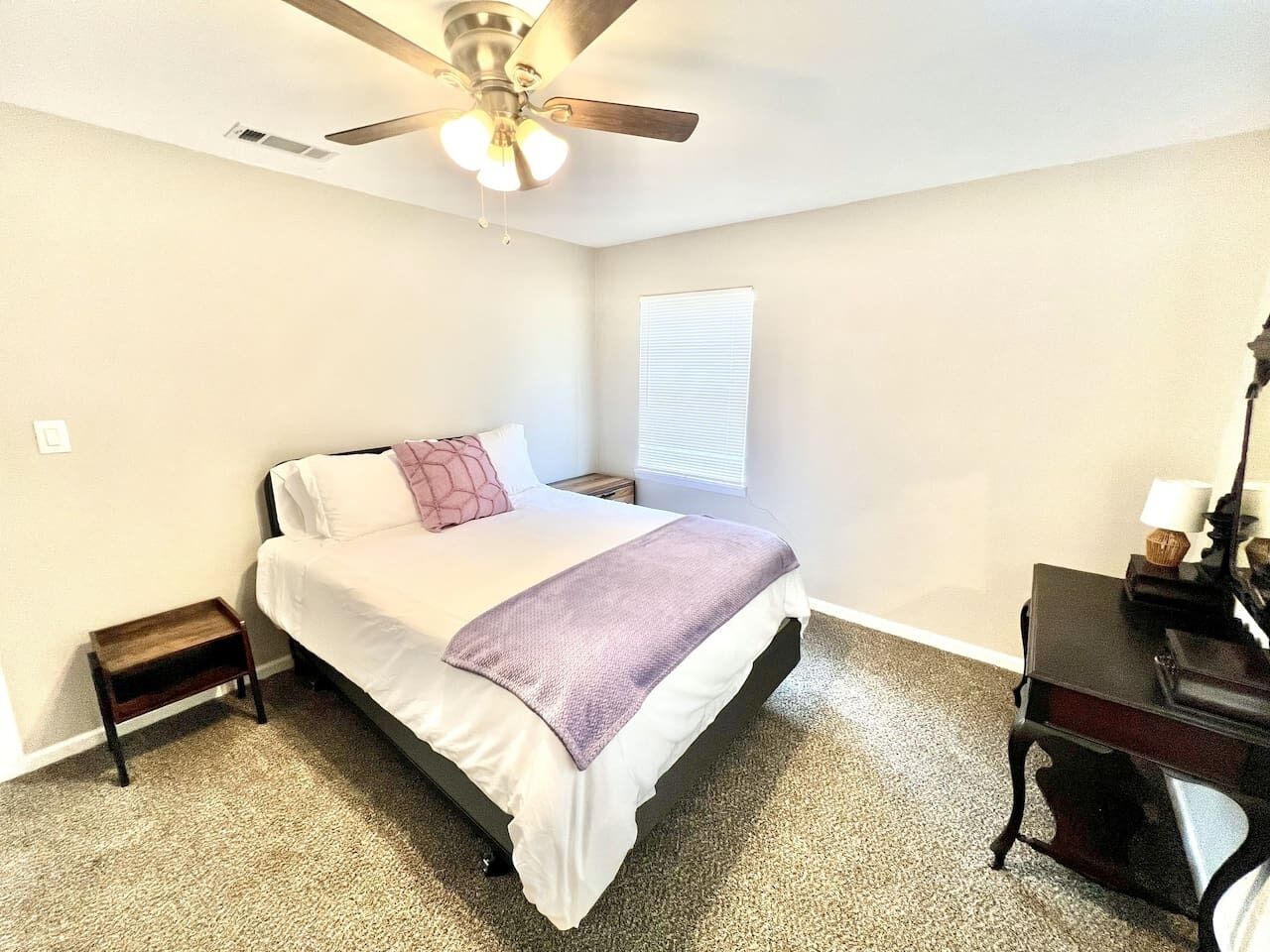 3 室のベッドルーム、デスク、WiFi (無料)、ベッドシーツ