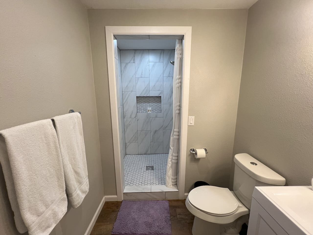 Un baño con ducha, inodoro y lavamanos.