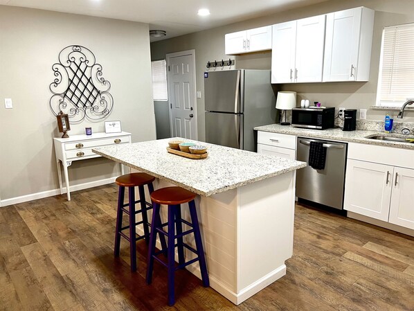 Fridge, microwave, oven, stovetop - The Purple House | Cozy Near TSU (Stephenville)