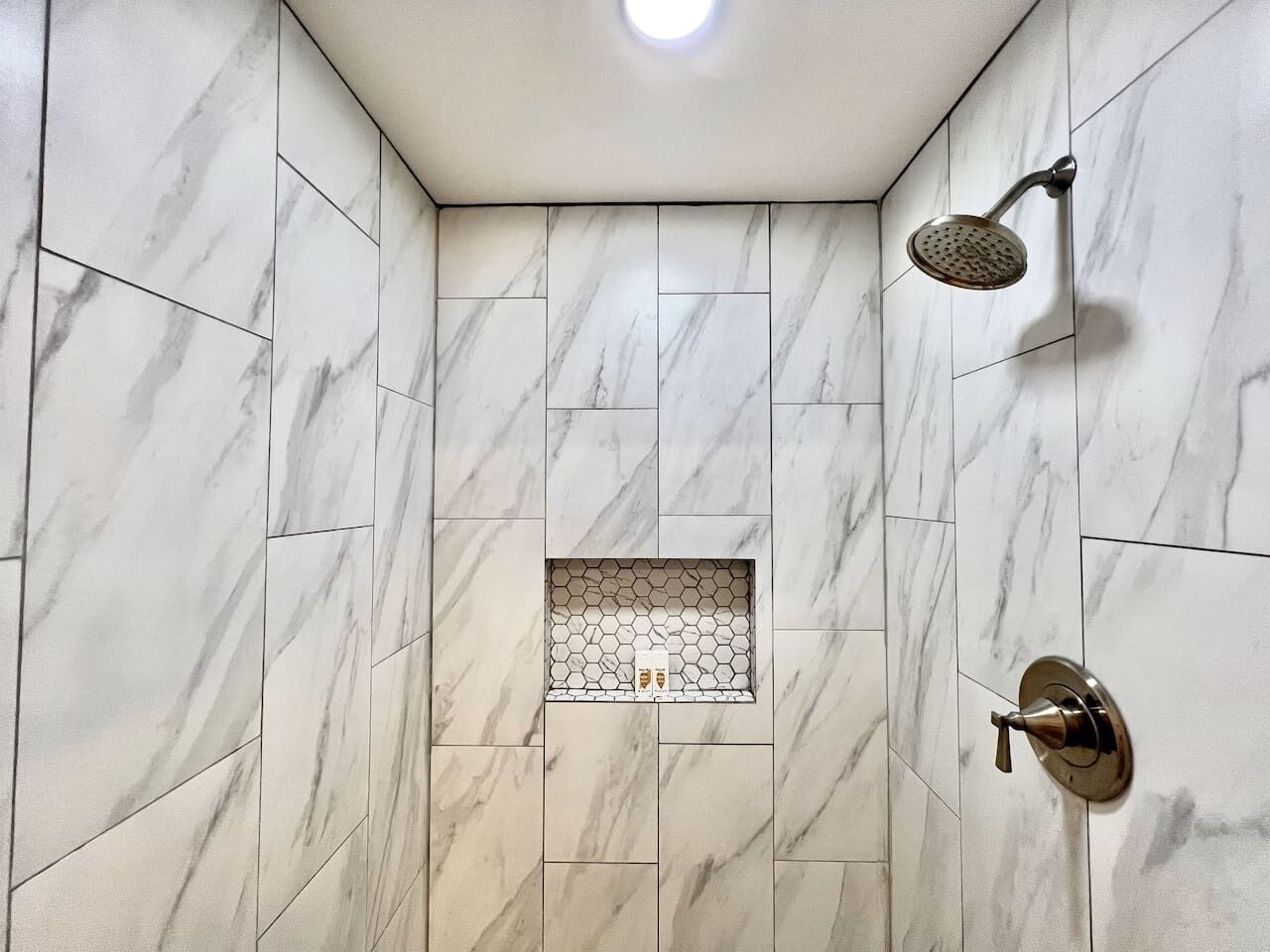 Een douche, handdoeken