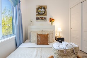 3 bedrooms, desk, iron/ironing board, free WiFi - Bright & Beautiful 3 Bedroom in Griffintown (Montréal)