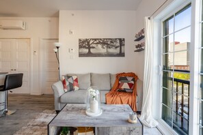 Smart TV - Bright & Beautiful 3 Bedroom in Griffintown (Montréal)